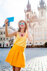 Obraz premium Młoda kobieta turysta co autoportret na rynku starego miasta w Pradze. Wspaniałe wakacje w Czechach