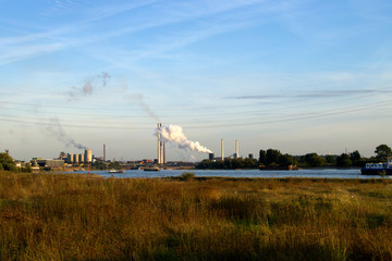 Fototapeta na wymiar Industriegebiet am Rhein