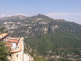 Fototapeta na wymiar Montagne de Courmettes et vallée du Loup vu du village de Gourdon dans les Alpes-Maritimes.