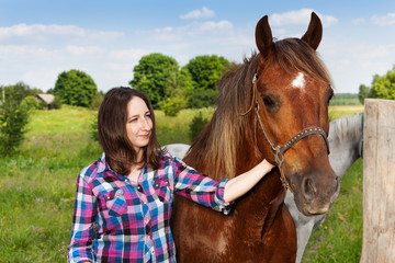 Obraz premium Happy friends - young woman with beautiful horse