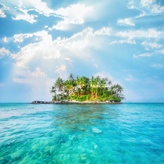 Ozeanlandschaft mit Palmen auf tropischer Insel unter blauem Himmel. Thailand Reiselandschaften und Reiseziele