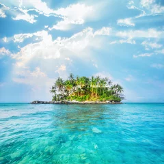 Afwasbaar Fotobehang Eiland Oceaanlandschap met palmbomen bij tropisch eiland onder blauwe hemel. Thailand reislandschappen en bestemmingen