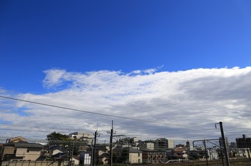 秋雲と街並み