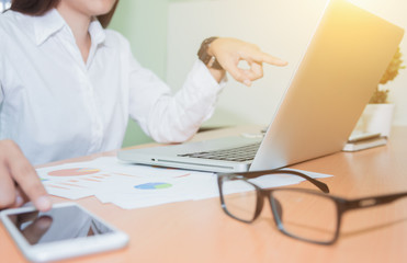 Obraz premium Young businesswoman working on a laptop