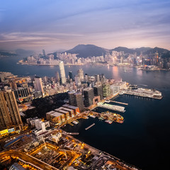 Obraz premium Wieczór widok z lotu ptaka panorama Hong Kong linia horyzontu i Wiktoria schronienie. Cele podróży