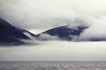Туман в горах у моря на Чукотке