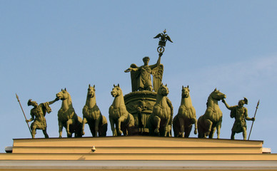 Obraz premium Arch with horses in St. Petersburg on a background of blue sky