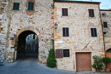 Fototapeta na wymiar The door in the walls of the old medieval burg of Trequanda, Siena, Tuscany Italy 