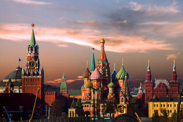 Москва. Храм Василия Блаженного  и Кремль вечером.
