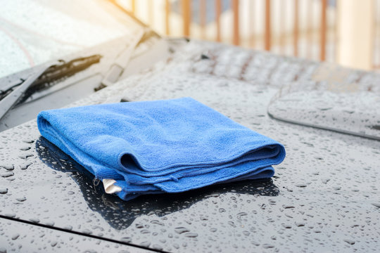 Wipe the rain drops on the roof of the car with a microfiber cloth.