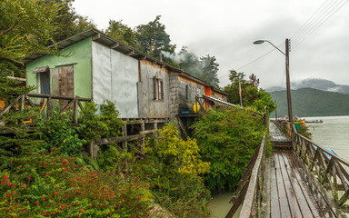 Caleta Tortel, Carattera Austral