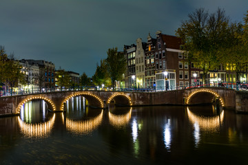 Obraz premium オランダ・アムステルダムの運河 夜景