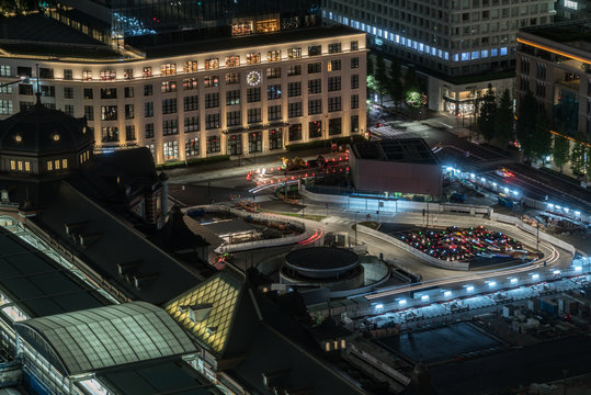 東京駅のターミナルと車の光跡