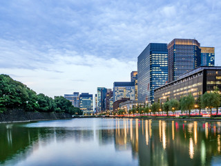 Fototapeta na wymiar 東京・丸の内の高層ビルの夜景