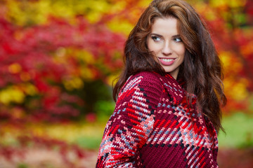 Fototapeta premium Fashion woman walking in autumn park