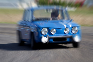 Coup de zoom sur une voiture rétro bleue.
