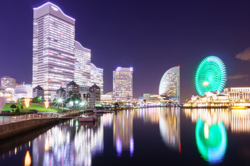 夜の横浜の港の埠頭からの都市風景