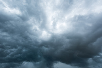 Nuages noirs dramatiques ou nuage d& 39 orage