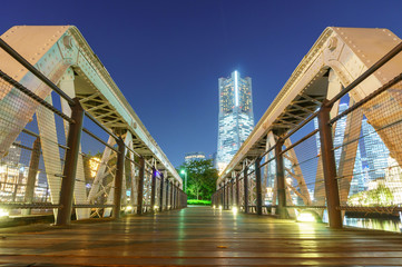 横浜の夜景、みなとみらいの鉄橋と高層ビル