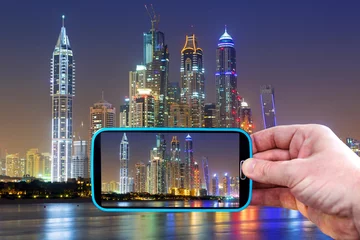 Photo sur Aluminium moyen-Orient Making photos by smartphone in Dubai at night, UAE