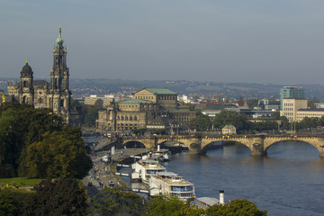Fototapeta na wymiar Ansicht auf Elbufer in Dresden