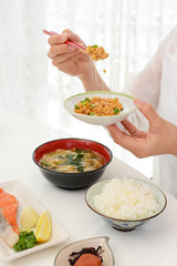 食事を楽しむ女性