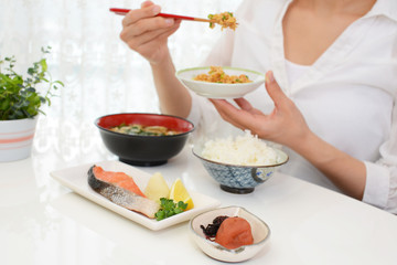 食事を楽しむ女性