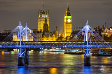 Westminster und Big Ben in London bei Nacht