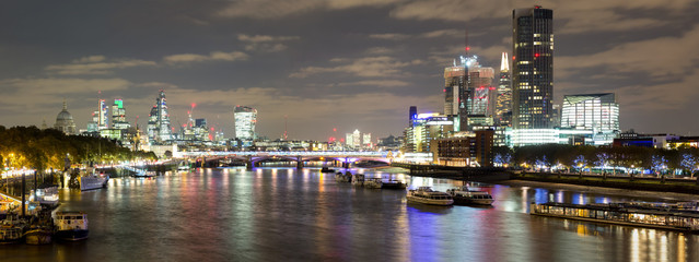 Panorama von der City of London bei Nacht