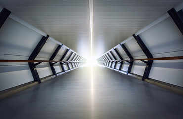 Langer Tunnel führt in das Licht
