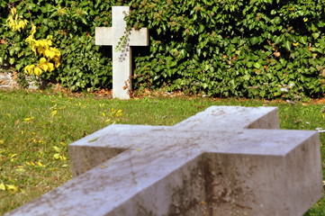 Herbstlicher Friedhof mit alten Steinkreuzen