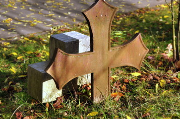 Herbstlicher Friedhof mit alten Steinkreuzen