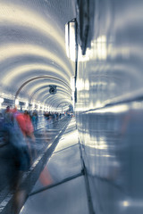 Elbtunnel mit Passanten, Hamburg