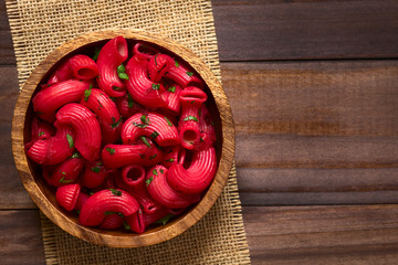 Pipe Pasta mit rote Bete und Petersilie in Holzschüssel, fotografiert mit natürlichem Licht...