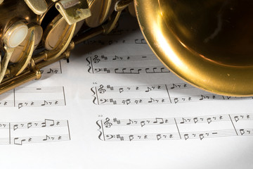 Naklejka premium Saxophone on sheet music
