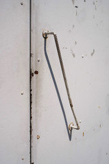 鉄の扉と鉄の取っ手