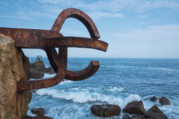 Fototapeta premium Peine del viento Sculpture w San Sebastian w Hiszpanii