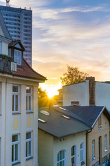 Sonnenaufgang über der Stadt im Herbst 