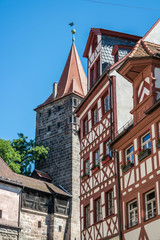 Fototapeta na wymiar Turm Kaiserburg mit Fachwerkhaus Nürnberg