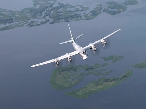 the Tu-95 bomber shakes his wings