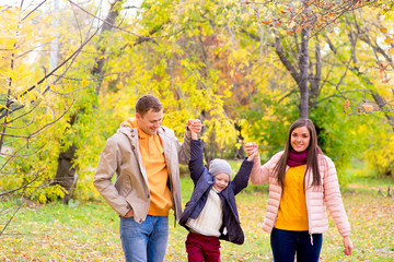 Fototapeta premium Family walks in the autumn park