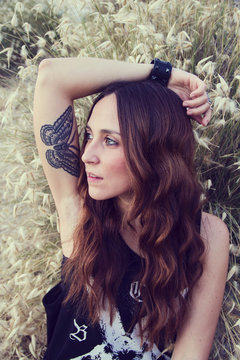 Retrato de una chica joven y guapa con estilo rock, alternativa y tatuada 