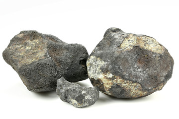 Fragmente des Chelyabinsk Meteoriten isoliert auf weißem Hintergrund