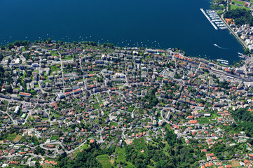 Luftaufnahme von Locarno am Lago Maggiore beim Gleitschirmflug