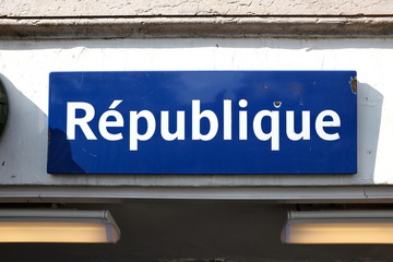 République. Plaque émaillée bleue avec lettres blanches. Place de la République, Paris, France.