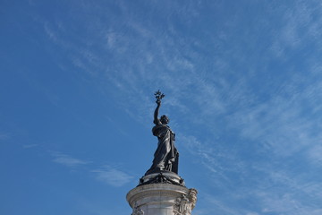 Statue de la République et ciel bleu. Paris, France. place de la République.