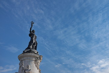 Fototapeta premium Statue de la République et ciel bleu. Paris, France. place de la République.