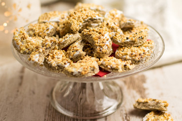 Krokant-Plätzchen mit Zimt in Halbmondform
