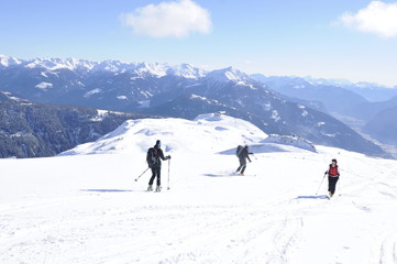 Fototapeta na wymiar Österreich: Wintersportort in den Ost-Tiroler Alpen