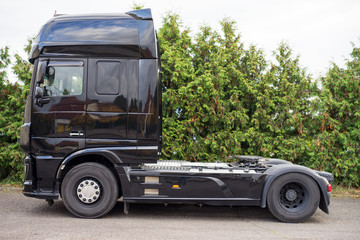 LKW / schwarzer Lastkraftwagen ohne Anhänger